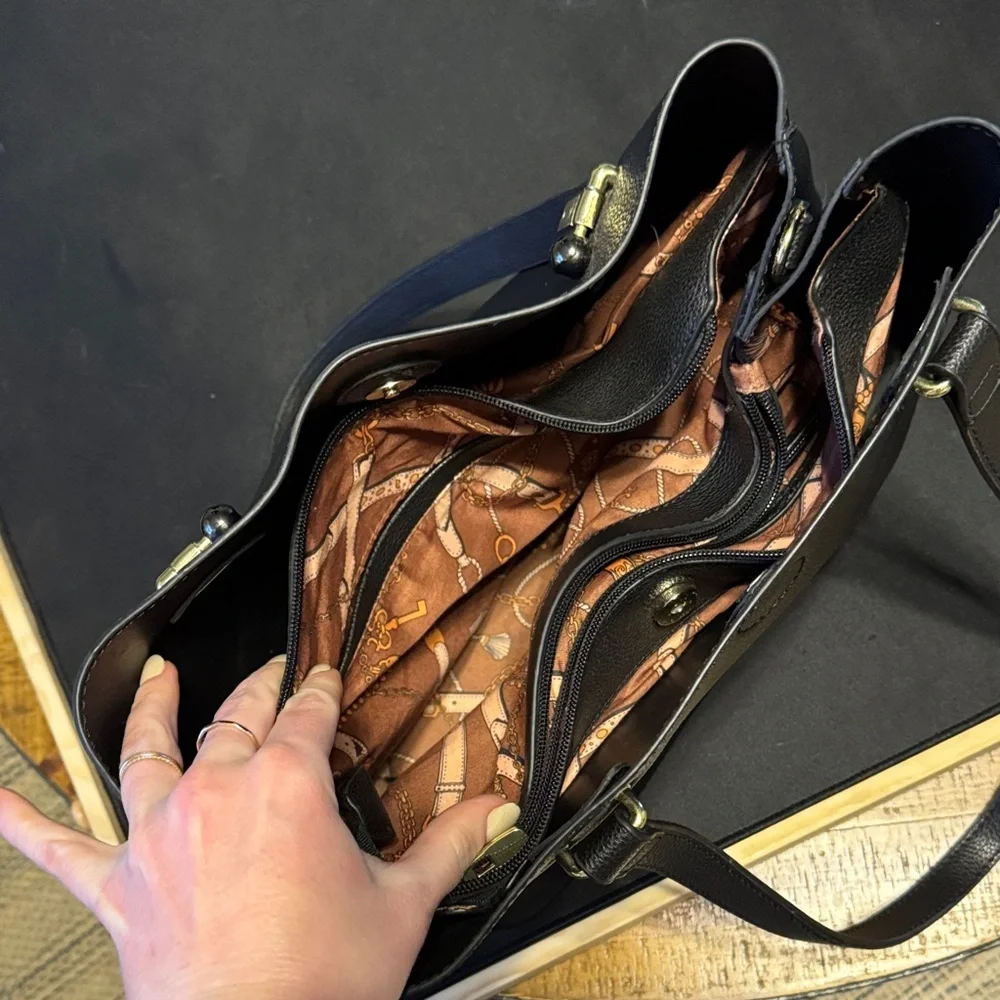 Elegant Black Women's Tote Bag - Picture 2 of 8